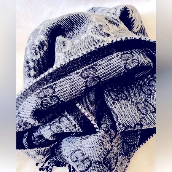 GUCCI Scarf! NEW! GG Pattern in REVERSABLE colors, the size is 34 x 194cm. - Picture 1 of 10